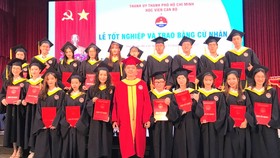 384 sinh viên Học viện Cán bộ TPHCM nhận bằng tốt nghiệp