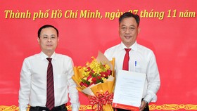Phó Bí thư Thành ủy TPHCM Nguyễn Văn Hiếu trao quyết định cho đồng chí Nguyễn Minh Đức. Ảnh: VIỆT DŨNG