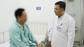 Bác sĩ thăm hỏi tình hình sức khỏe ông Nguyễn Xuân L. trước khi xuất viện