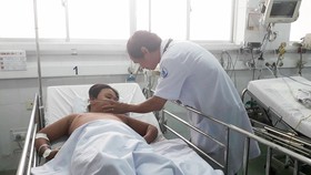 TS.BS Phạm Văn Quang, Trưởng khoa Hồi sức tích cực, Bệnh viện Nhi đồng 1 đang thăm khám cho bệnh nhi