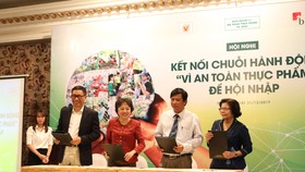 Ký kết hợp tác giữa 4 bên doanh nghiệp, tỉnh thành, Hội doanh nghiệp Hàng Việt Nam chất lượng cao và Ban quản lý ATTP
