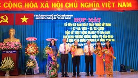 Phó Chủ tịch UBND TPHCM Lê Văn Khoa (thứ hai từ trái qua) trao tặng Huân chương Lao Động hạng Ba cho Bệnh viện quận Thủ Đức