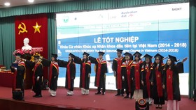 12 sinh viên tốt nghiệp tuyên thệ