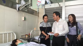 Phó Chủ tịch Ủy ban An toàn giao thông Quốc gia Khuất Việt Hùng đã đến thăm các nạn nhân đang điều trị tại Bệnh viện Chợ Rẫy