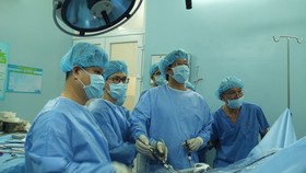 Các bác sĩ đang tiến hành phẫu thuật nội soi lấy chiếc tăm