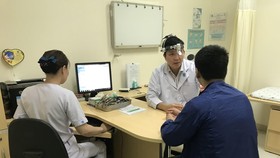 TS.BS Lý Xuân Quang đang khám cho một bệnh nhân