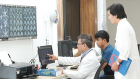 E kíp bác sĩ, kỹ thuật viên sử dụng phần mềm trí tuệ nhân tạo Rapid chẩn đoán điều trị đột quỵ