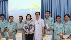 Phó Chủ tịch nước Đặng Thị Ngọc Thịnh thăm và tặng quà các bệnh nhân điều trị ung thư tại BV Ung bướu TPHCM