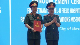 Thượng tướng Nguyễn Chí Vịnh, Thứ trưởng Bộ Quốc phòng trao quyết định thành lập Bệnh viện Dã chiến 2.3 cho Bệnh viện Quân y 175 