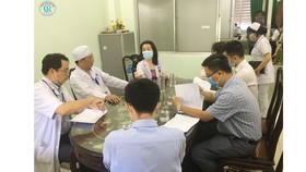 Đoàn bác sĩ Bệnh viện Chợ Rẫy đang hội chẩn với  bác sĩ Bệnh viện Đa khoa tỉnh Bình Thuận