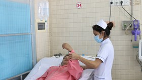 Nhân viên y tế đang chăm sóc cho bệnh nhân