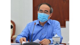 Đồng chí Nguyễn Thiện Nhân, Ủy viên Bộ Chính trị, Bí thư Thành ủy TPHCM, phát biểu chỉ đạo tại buổi giao ban trực tuyến về tình hình phòng, chống dịch Covid-19, chiều 15-4. Ảnh: VIỆT DŨNG
