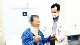 Bác sĩ đang thăm khám cho bệnh nhân sau phẫu thuật
