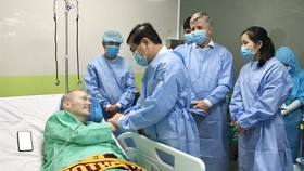 Chủ tịch UBND TPHCM Nguyễn Thành Phong thăm, động viên bệnh nhân phi công người Anh