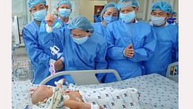 Phó Chủ tịch nước Đặng Thị Ngọc Thịnh thăm hai bé song sinh Trúc Nhi – Diệu Nhi