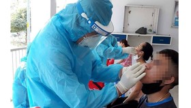 Nhân viên y tế lấy mẫu xét nghiệm virus SARS-CoV-2
