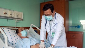 GS.TS.BS. Trần Ngọc Sinh khám cho bệnh nhân trước khi xuất viện
