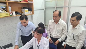 Đoàn công tác kiểm tra việc triển khai ứng dụng phần mềm quản lý thông tin tại Trạm y tế phường 15, quận Tân Bình