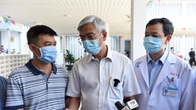 Phó Chủ tịch UBND TPHCM Võ Văn Hoan động viên các y bác sĩ trước khi lên đường nhận nhiệm vụ