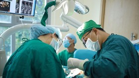 Bác sĩ Đoàn Vũ trong một ca trồng răng Implant để phục hồi chức năng ăn nhai cho bệnh nhân