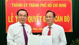 Bí thư Thành ủy TPHCM Nguyễn Văn Nên trao quyết định cho đồng chí Trần Văn Nam. Ảnh:VIỆT DŨNG