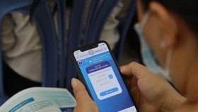 Người dân phường 27, quận Bình Thạnh khai báo dữ liệu và lập hồ sơ sức khoẻ điện tử