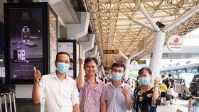 Đội phản ứng nhanh Bệnh viện Chợ Rẫy lên đường ra Hà Nội trước khi sang Lào vào ngày 4-5