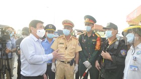 Lãnh đạo TPHCM thăm, động viên lực lượng làm việc tại các chốt phòng chống dịch Covid-19