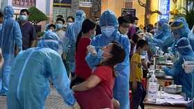 Nhân viên y tế lấy mẫu xét nghiệm cho người dân phường 15, quận Gò Vấp
