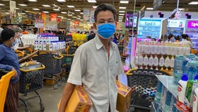 Người dân mua sắm tại siêu thị Emart (Gò Vấp) trưa 30-5. Ảnh: NGUYÊN PHÚ