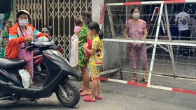 Hẻm 245 Nguyễn Trãi được phong tỏa ngay sau khi phát hiện một ca nghi nhiễm SARS-CoV-2 tại khu Mả Lạng