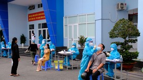 Nhân viên y tế lấy mẫu xét nghiệm SARS-CoV-2 cho cán bộ, công chức, người lao động cư trú tại quận Gò Vấp