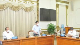 Chủ tịch UBND TPHCM Nguyễn Thành Phong phát biểu tại cuộc họp. Ảnh: CAO THĂNG