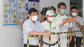 Chủ tịch UBND TPHCM Nguyễn Thành Phong kiểm tra công tác tiêm chủng vaccine Covid-19. Ảnh: HOÀNG HÙNG