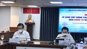 Phó Trưởng Ban Tuyên giáo Thành ủy Lê Văn Minh và Phó Giám đốc Sở TT-TT Từ Lương chủ trì cuộc họp báo
