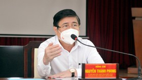 Chủ tịch UBND TPHCM Nguyễn Thành Phong làm việc với UBND huyện Hóc Môn. Ảnh: CAO THĂNG