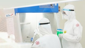 Nhân viên y tế xét nghiệm SARS-CoV-2 tại Bệnh viện Gia An 115