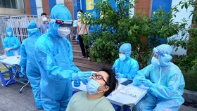 Các nhân viên y tế tỉnh Thái Bình hỗ trợ TPHCM trong công tác lấy mẫu xét nghiệm cho người dân quận Tân Phú