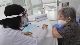 Người cao tuổi, người mắc bệnh mãn tính được kiểm tra sức khỏe trước khi tiêm vaccine