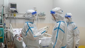 Nhân viên y tế đang chăm sóc và điều trị cho bệnh nhân tại Bệnh viện Hồi sức Covid-19