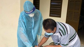 Một bệnh nhân ký thủ tục xuất viện tại Bệnh viện dã chiến thu dung và điều trị Covid-19 số 1