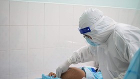 Bác sĩ Bệnh viện Hùng Vương đang thăm khám cho thai phụ