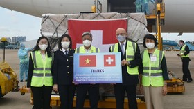 Thứ trưởng Bộ Y tế Nguyễn Trường Sơn tiếp nhận lô hàng viện trợ từ Chính phủ và nhân dân Thụy Sỹ