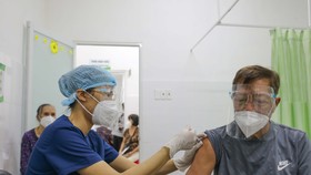 Nhân viên y tế tiêm vaccine cho người lớn tuổi