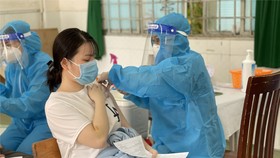 Người dân tiêm vaccine Vero Cell trên địa bàn quận Tân Phú vào sáng 14-8