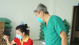 Thứ trưởng Bộ Y tế Nguyễn Trường Sơn hướng dẫn người dân tự lấy mẫu xét nghiệm