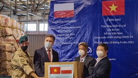 Thứ trưởng Bộ Y tế Nguyễn Trường Sơn và Phó Chủ tịch UBND TPHCM Dương Anh Đức tiếp nhận trang thiết bị y tế từ Chính phủ Ba Lan