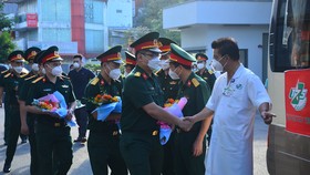 Thiếu tướng Nguyễn Hồng Sơn, Giám đốc Bệnh viện Quân y 175 (áo trắng) động viên các y bác sĩ lên đường nhận nhiệm vụ