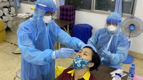 Nhân viên y tế lấy mẫu xét nghiệm cho người lao động Khu chế xuất Tân Thuận