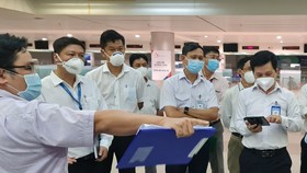 Trung tâm Kiểm soát bệnh tật TPHCM phối hợp với các cơ quan quản lý xuất nhập cảnh tại Sân bay Tân Sơn Nhất đang kiểm tra công tác phòng chống dịch tại sân bay